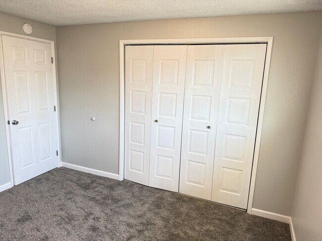 Building Photo - Updated 2 bedroom 1 bathroom dulpex in Springfield!