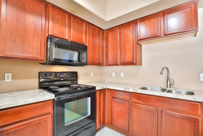 Building Photo - Tri Level, 2bd, 2.5ba condo