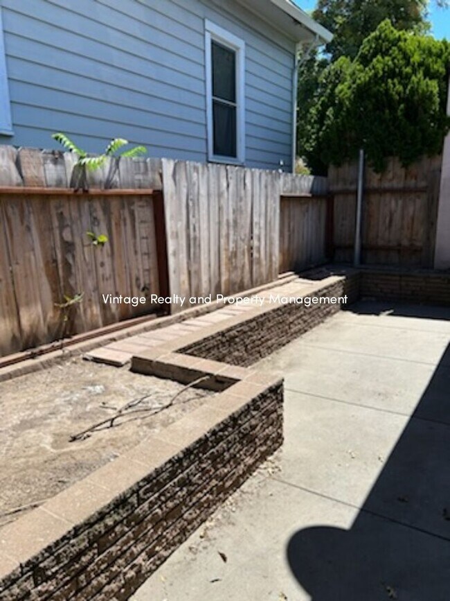 Building Photo - This Updated 2 Bedroom Duplex Is Ready to ...