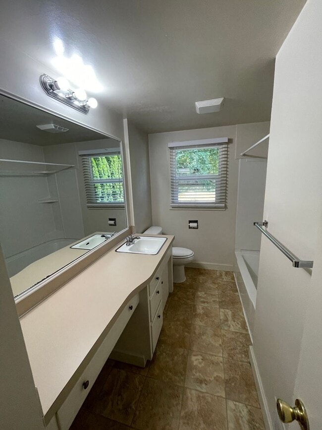 Building Photo - Fantastic SE Salem location!