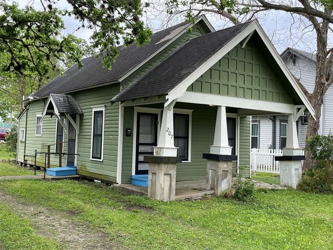 Building Photo - 207 S 1st St