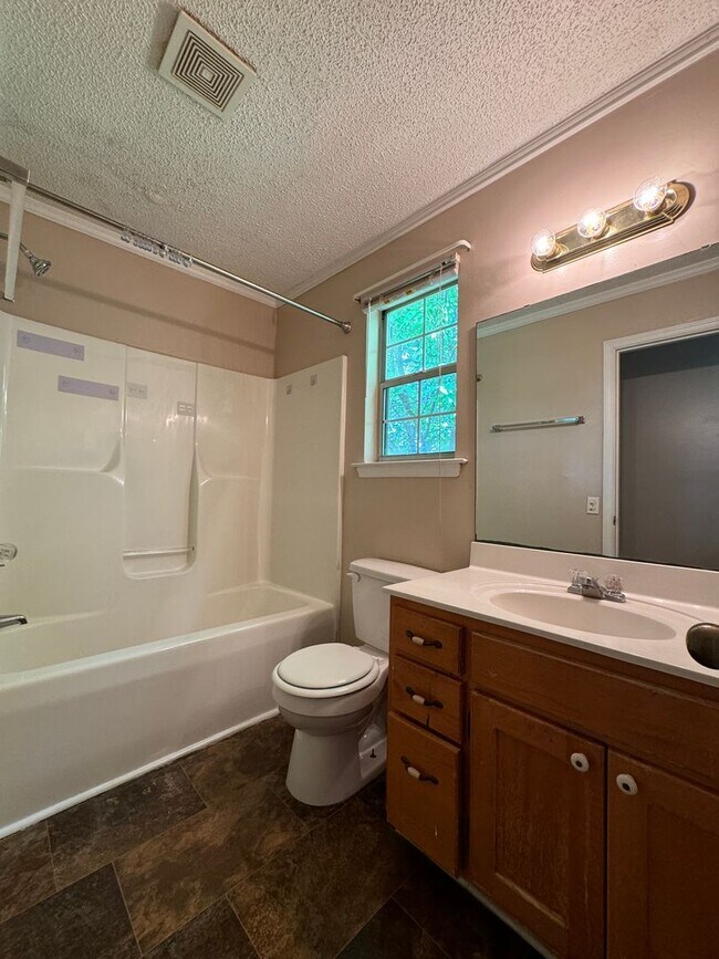 Building Photo - 1620 Hickory Pl