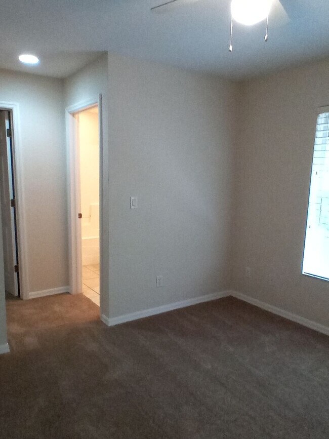 Building Photo - Cute and Quiet Country Living