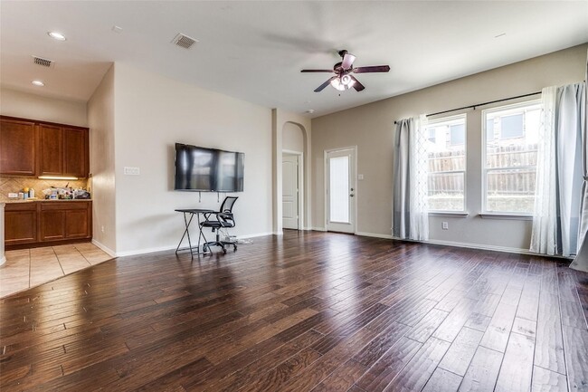 Building Photo - 14625 Riverside Dr