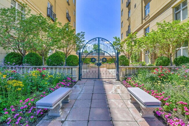 Building Photo - $1,900.00, 1 bed, 1 bath, located in Denve...