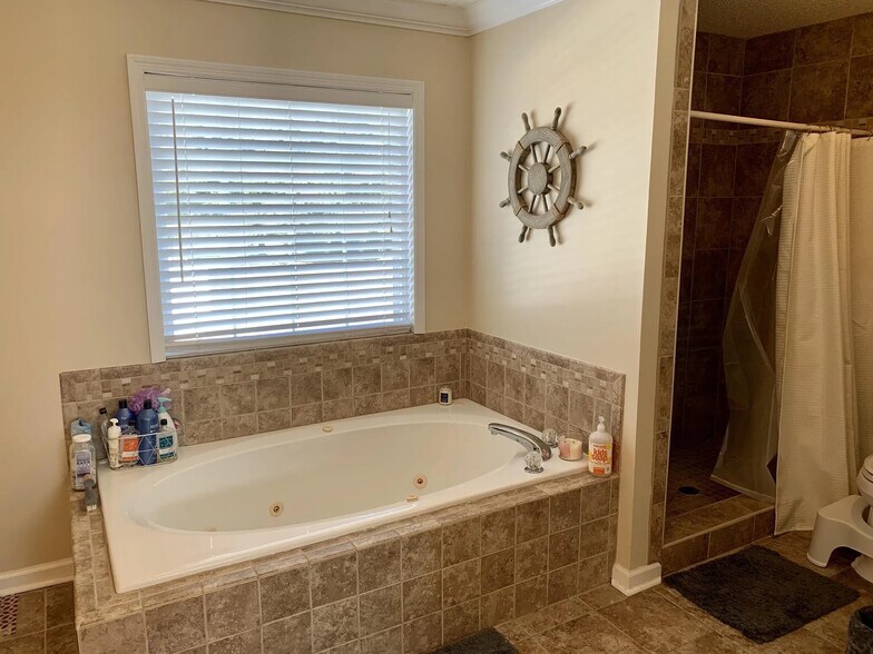 Building Photo - 124 Charlton Ct