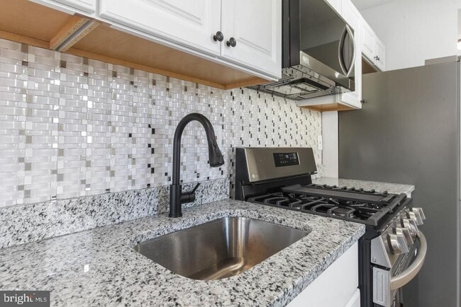 Building Photo - 6613 Fairmount Ave