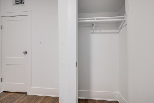 Building Photo - 605 Bomar St