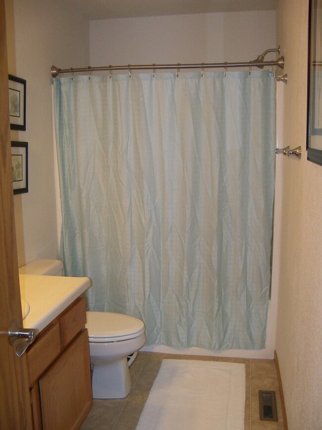 Building Photo - 4 BED | 3 BATH | TRI-LEVEL | DOUBLE GARAGE...