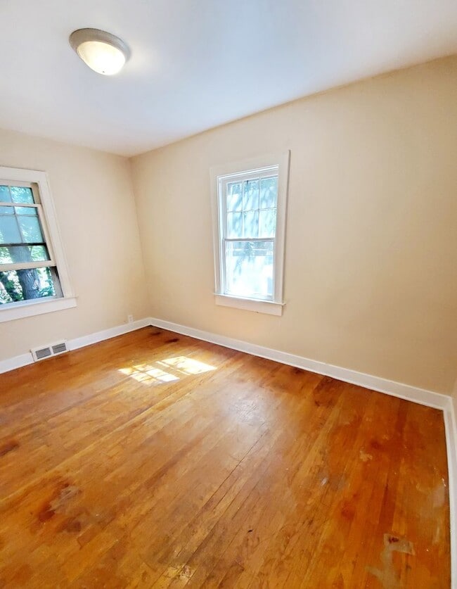 Building Photo - Aug 1st 2026/2027 Pre-leasing Close to 1.5 Blks to CSU & Old Town