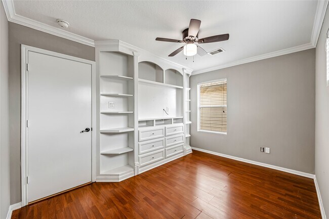 Building Photo - 5703 Basswood Dale Dr