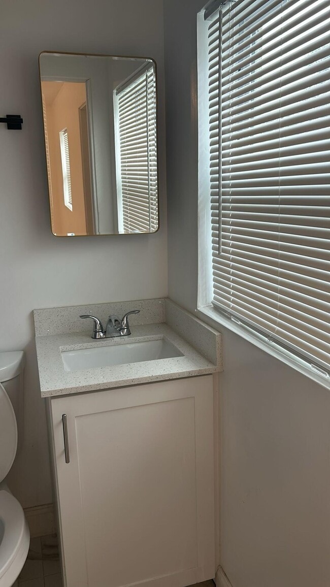 Building Photo - 1140 SW 30th St