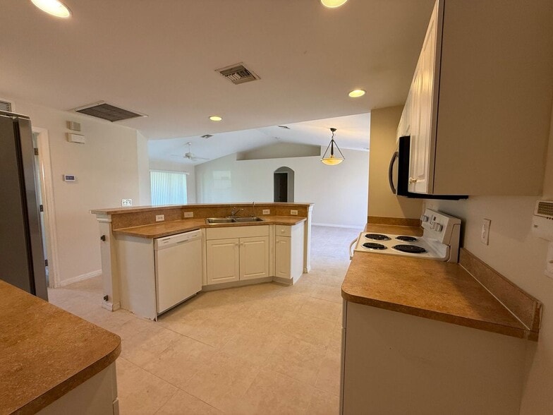 Building Photo - HALF OFF FIRST MONTH!!!! 3/2 Single Family Home!!!!