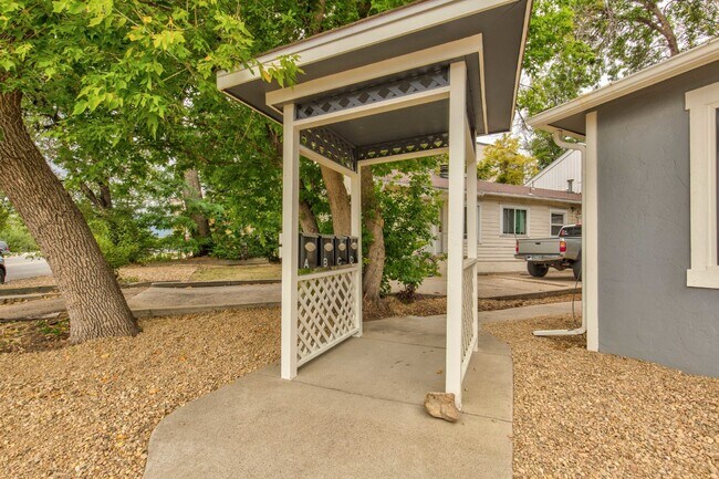 Building Photo - "Charming 3-Bedroom Haven in Boulder – Cozy 850 Sq Ft with 1.5 Baths!"
