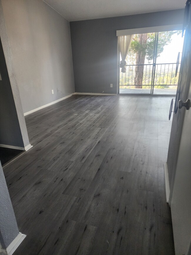 Building Photo - 2560 Avenida Del Vista