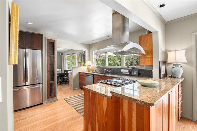 Building Photo - 465 Eastland Dr