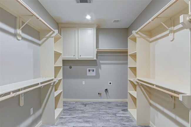 Building Photo - 8020 Bendell Dr