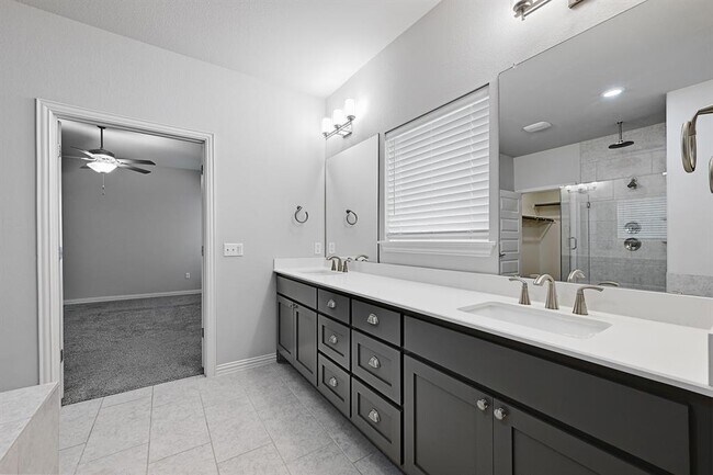 Building Photo - 8816 Mina Dr