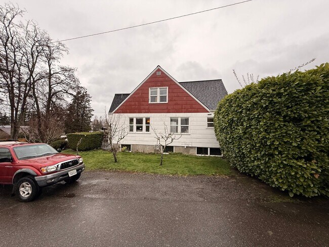 Building Photo - Beautiful home in York Neighborhood!