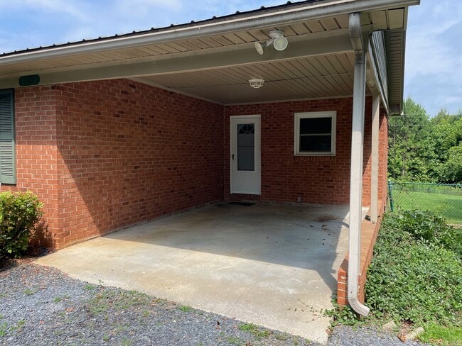 Building Photo - 3 BED, 2 BATH BRICK HOME LOCATED IN COUNTR...