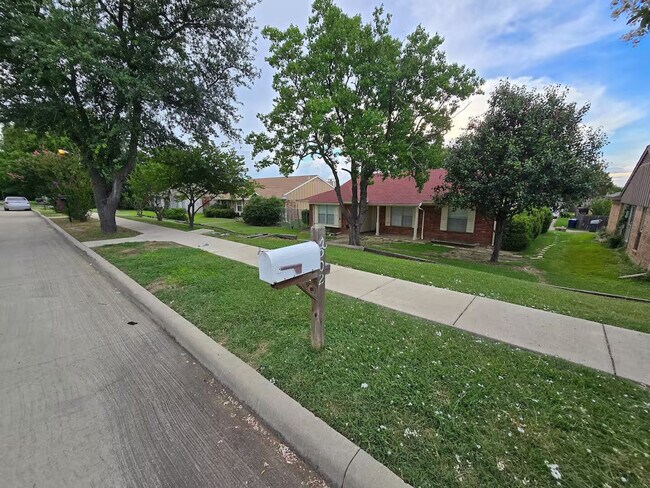 Building Photo - 2501 Highdale Dr
