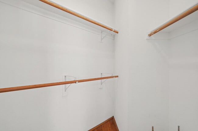 Building Photo - 850 N Poinsettia Pl