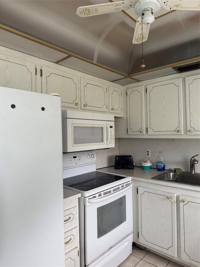 Building Photo - 476 Tilford V