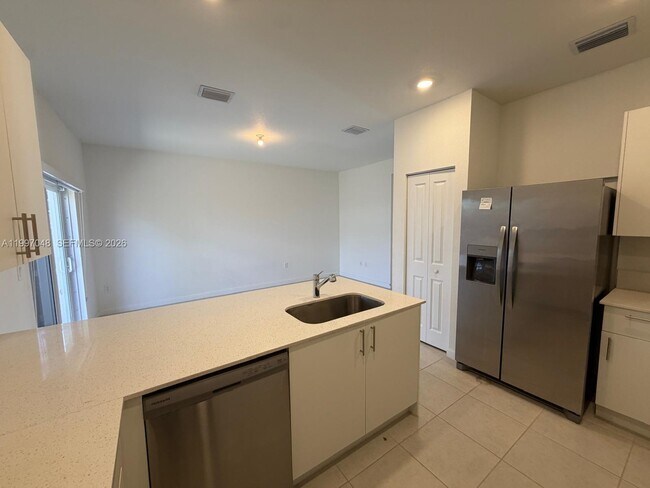 Building Photo - 2659 SE 28th Dr