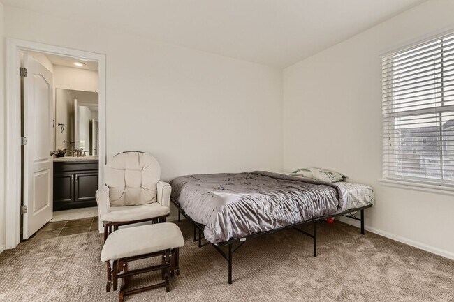 Building Photo - **** SPECIAL OFFER: 1 Month Rent FREE, if lease by July 1st week ****** Beautiful 4 bed, 4 bath h...