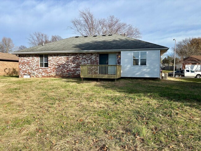 Building Photo - All brick 3/2/2 located in the Kickapoo boundaries, walking distance from Cherokee Middle School.