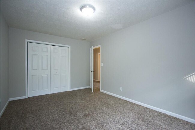 Building Photo - 2139 Golfview Dr SE