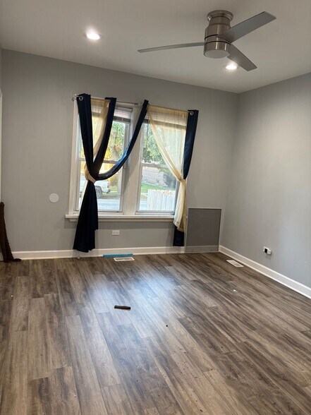 Building Photo - 9219 S Greenwood Ave