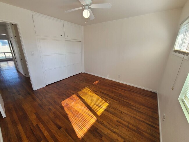 Building Photo - Spacious Ocean Beach 2 bed 1 bath just a f...