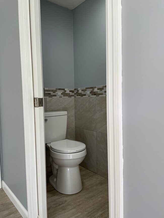 Building Photo - 704 Locust St