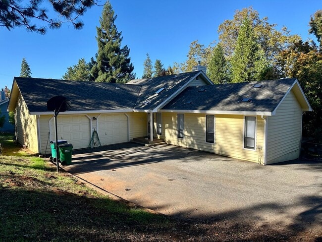Building Photo - Light Filled 4 Bedroom 2.5 Bathroom Two-St...