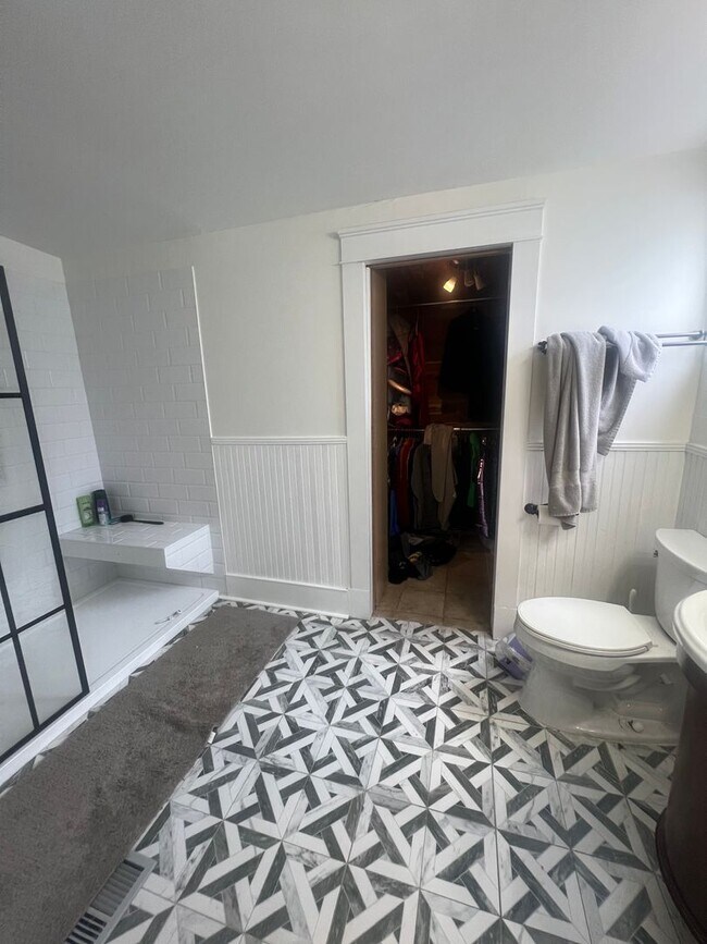 Building Photo - Renovated cottage in University area 2bed/2bath with all appliances, parking, and yard