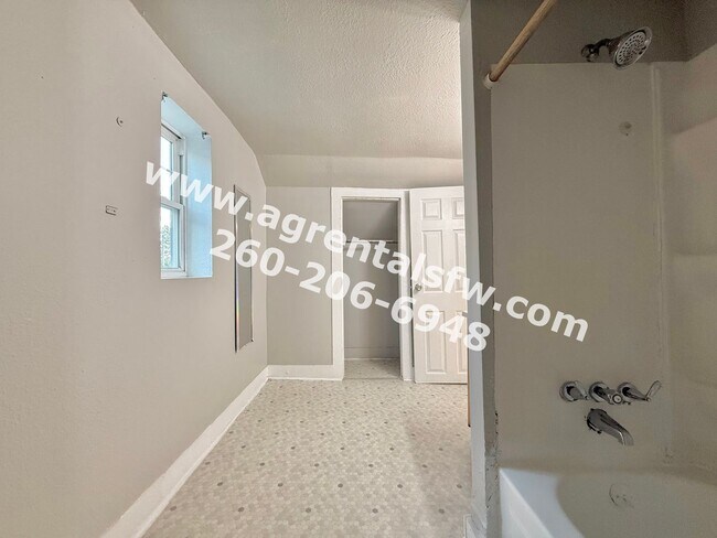 Building Photo - 2721 Fox Ave