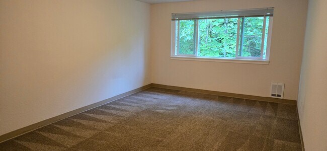 Building Photo - 1625 Kent Des Moines Rd