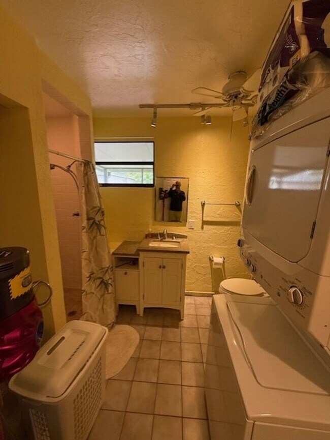 Building Photo - Well maintained 2/2 with a large yard in a...