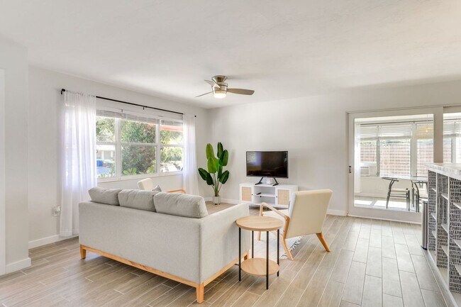 Building Photo - Charming 3/2 Available Now! Furnished or U...