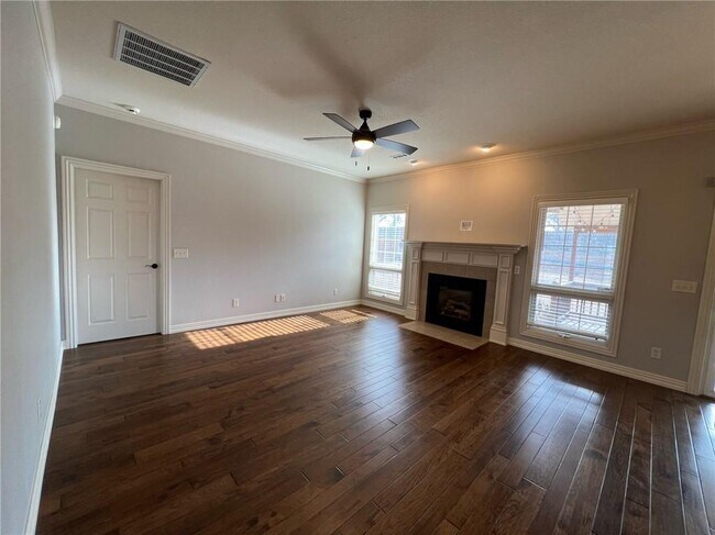 Building Photo - 1004 NE Carnahan Ct