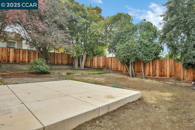 Building Photo - 1830 Pine St