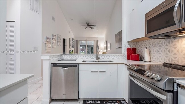 Building Photo - 5596 SW 28th Terrace