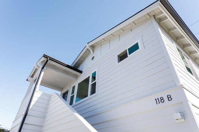 Building Photo - 118 Magnolia St