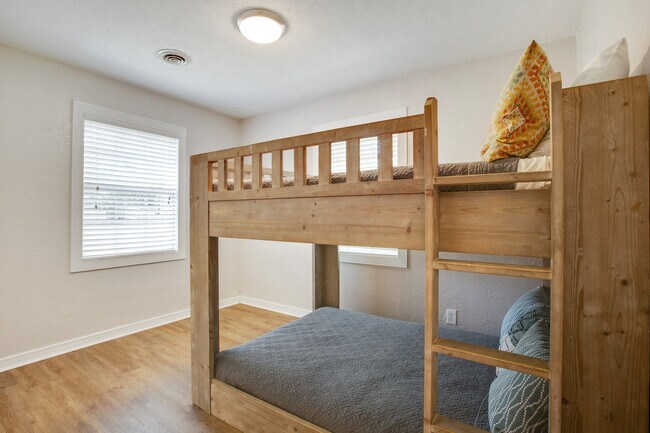 Building Photo - 4724 Lakeview Dr