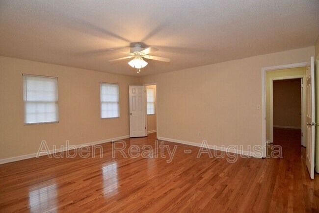 Building Photo - 490 Pheasant Run Dr