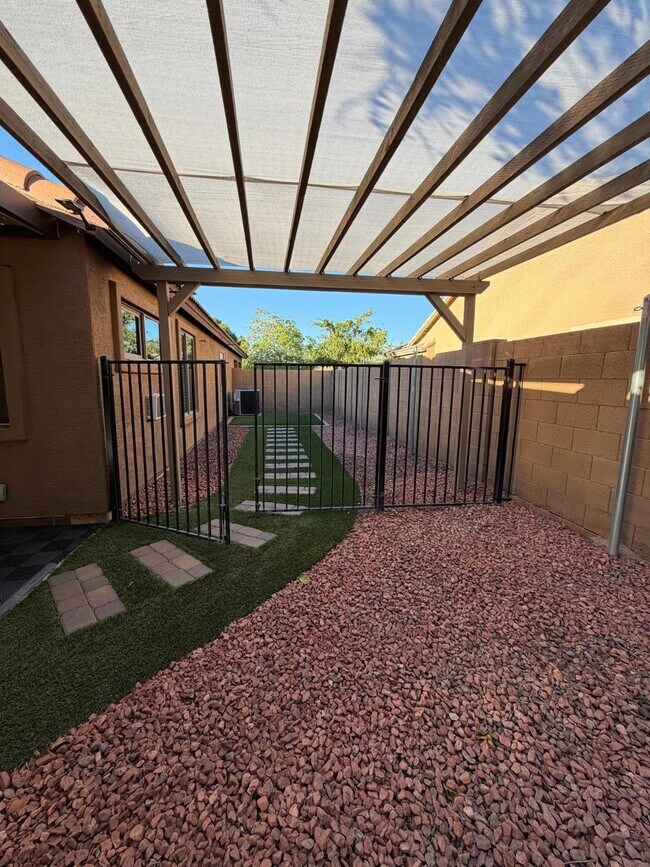 Building Photo - 1945 E Aloe Pl