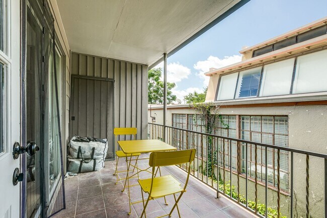 Building Photo - Welcome Home to this beautiful 2-bedroom, 2-bath Condo in highly sought-after Olmos Park Townhomes