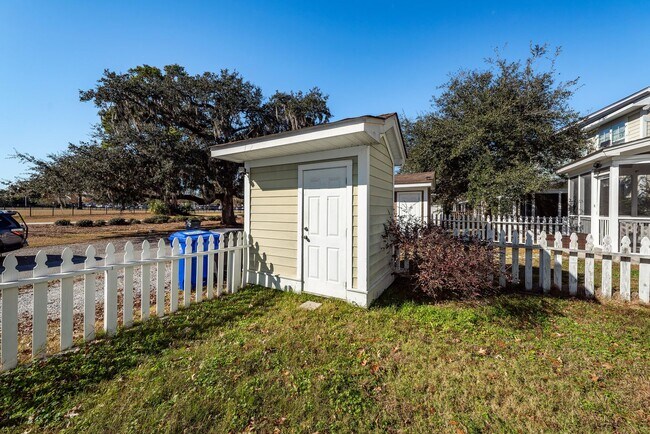 Building Photo - 3 Bedroom, 2.5 Bathroom Townhome in Oak Terrace Preserve - Park Circle