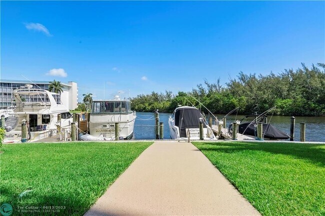 Building Photo - 1523 E Hillsboro Blvd